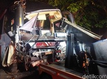 Bus Wisata Tabrak Pohon di Jalan Merbabu Klaten, Sopir Sempat Terjepit