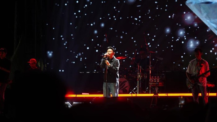Denny Caknan dalam konser Sound of Downtown (SOD) yang turut disponsori UM Surabaya di Surabaya Expo Center.