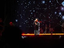 Cara UM Surabaya Pahami Komunikasi Gen-Z Lewat Konser Musik