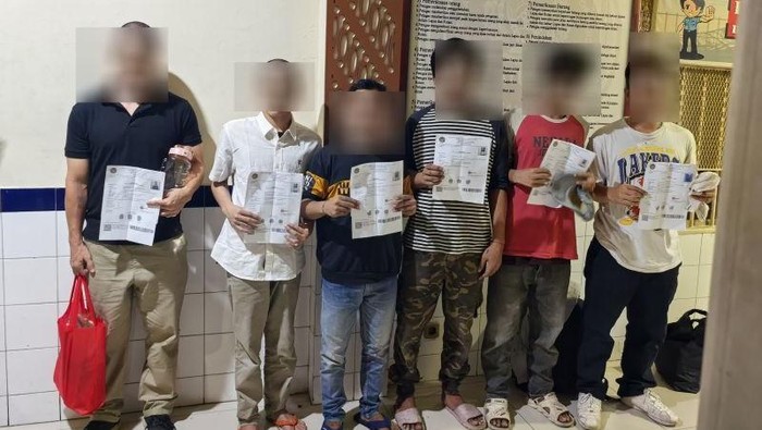 Enam narapidana di Lembaga Pemasyarakatan (Lapas) Kelas I Cipinang bebas usai mendapatkan amnesti dari Presiden RI Prabowo Subianto