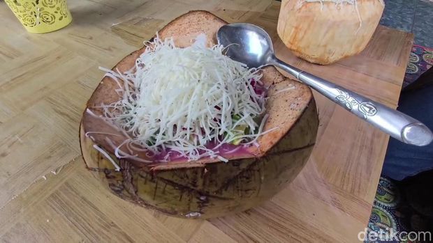 Es Teler Batok Kelapa yang Viral di Purwakarta.