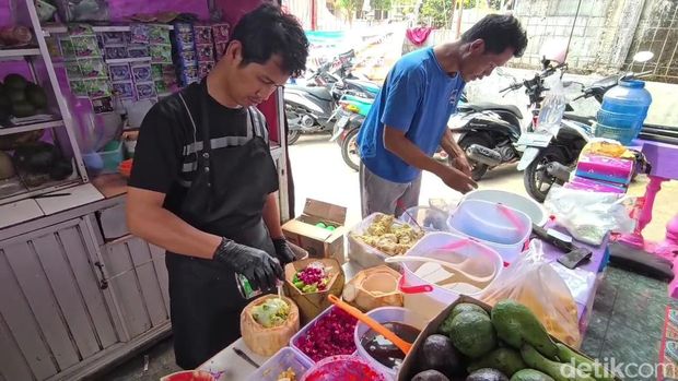 Es Teler Batok Kelapa yang Viral di Purwakarta.