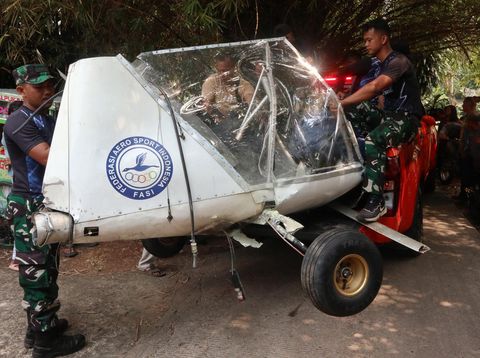 Petugas Basarnas bersama prajurit TNI AU berusaha mengevakuasi bangkai pesawat latih sipil Microlight Fixedwing Quicksilver GT500 dengan register PK-S126 yang jatuh di perkebunan warga, TPU Astana, Ciampea, Kabupaten Bogor, Jawa Barat, Minggu (3/8/2025). Pesawat latih sipil milik Federasi Aero Sport Indonesia (FASI) yang mengalami hilang kontak pada pukul 09.19 WIB ditemukan jatuh di sekitar TPU tersebut dan menyebabkan satu orang meninggal dunia dan satu orang mengalami luka berat dan dibawa ke RSAU dr. M. Hassan Toto, Bogor. ANTARA FOTO/Fadli/Arf/rwa.