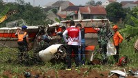Pesawat latih sipil milik Federasi Aero Sport Indonesia (FASI) yang mengalami hilang kontak pada pukul 09.19 WIB ditemukan jatuh di sekitar TPU tersebut yang menyebabkan satu orang meninggal dunia dan satu orang mengalami luka berat dan dibawa ke RSAU dr. M. Hassan Toto, Bogor. Foto: ARIF FIRMANSYAH/ARIF FIRMANSYAH