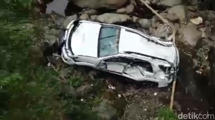 Fortuner terjun di jurang lereng Bromo hingga ringsek.