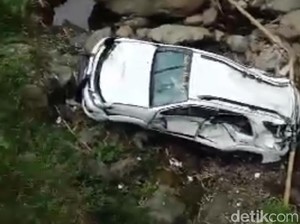 Fortuner Masuk Jurang di Lereng Bromo Diduga karena Rem Blong