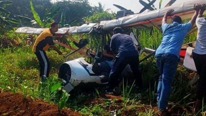 Foto pesawat latih yang dikemudikan Marsma Fajar jatuh (dok. istimewa)