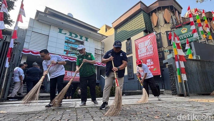 Gelar Kerja Bakti Nasional, DPP LDII Ajak Warga Peduli Lingkungan dan Tingkatkan Nasionalisme DPP LDII secara resmi mencanangkan kegiatan Kerja Bakti Nasional 2025, pada Minggu (3/8), yang akan diikuti warga LDII di seluruh Indonesia sepanjang Agustus. Perhelatan rutin tahunan itu mengangkat tema