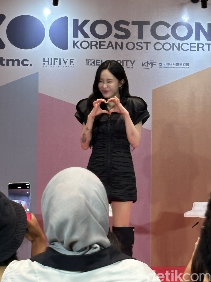 Penyanyi Korea Selatan HEIZE saat konferensi pers KOSTCON: Korean OST Concert di Indonesia Arena, Senayan, Jakarta Pusat pada Sabtu (2/8/2025).