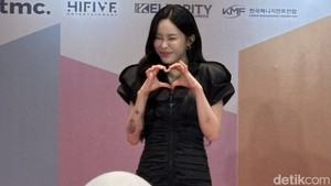 Penyanyi OST Tastefully Yours (2025) itu ngasih kejutan di panggung dengan menghadiahkan sebuah album OST spesial buat satu fans beruntung.