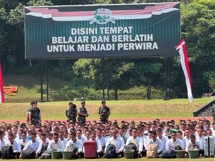 Ibnu Jamil Ibnu Jamil bahagia Dhofin lolos jadi taruna Akademi TNI tahun 2025 di Akademi Militer, Bukut Tidar, Magelang, Jawa Tengah.