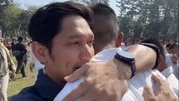 Ibnu Jamil memeluk Dhofin saat bertemu di Akademi Militer, Magelang, Jawa Tengah, Sabtu (2/8/2025). Foto: dok. Instagram @ibnujamilo