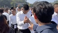Presenter berusia 44 tahun itu berlari ke tengah lapangan bersama dengan orang tua taruna Akademi TNI 2025. Mereka terharu melihat anak-anaknya lolos untuk menjadi taruna Akademi TNI 2025. Foto: dok. Instagram @ibnujamilo