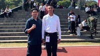 Ibnu Jamil dan Dhofin foto bersama di depan Patung Jenderal Soedirman di lapangan Akademi Militer. Foto: dok. Instagram @ibnujamilo