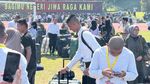 Momen Ibnu Jamil Peluk dan Sambut Dhofin Lolos Jadi Taruna Akademi TNI 2025