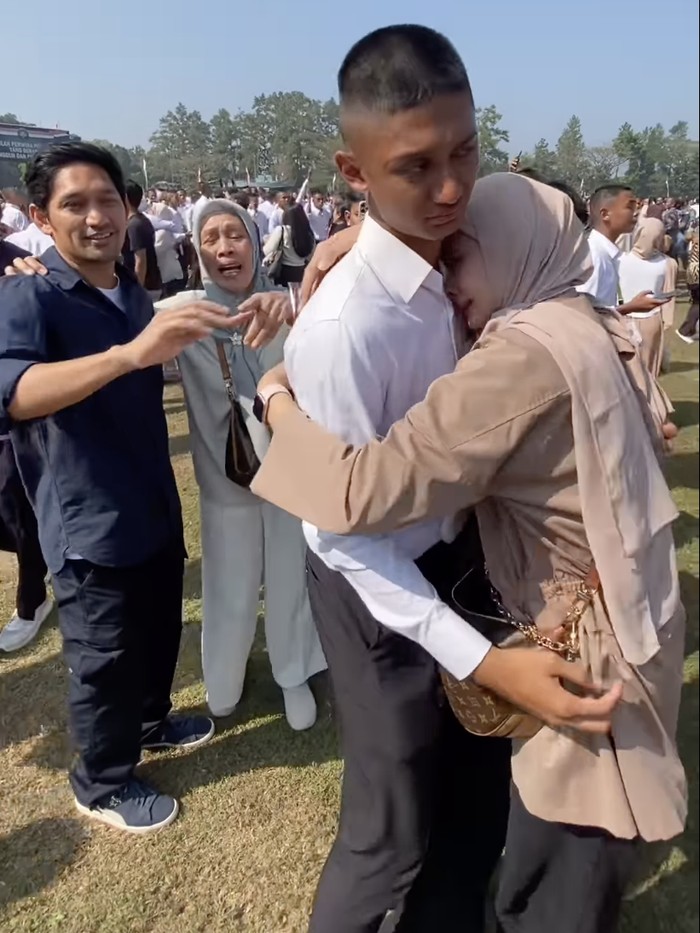Ibnu Jamil Maya Maula, ibunda Dhofin juga hadir di Akademi Militer, Magelang, Jawa Tengah, menemui Dhofin.