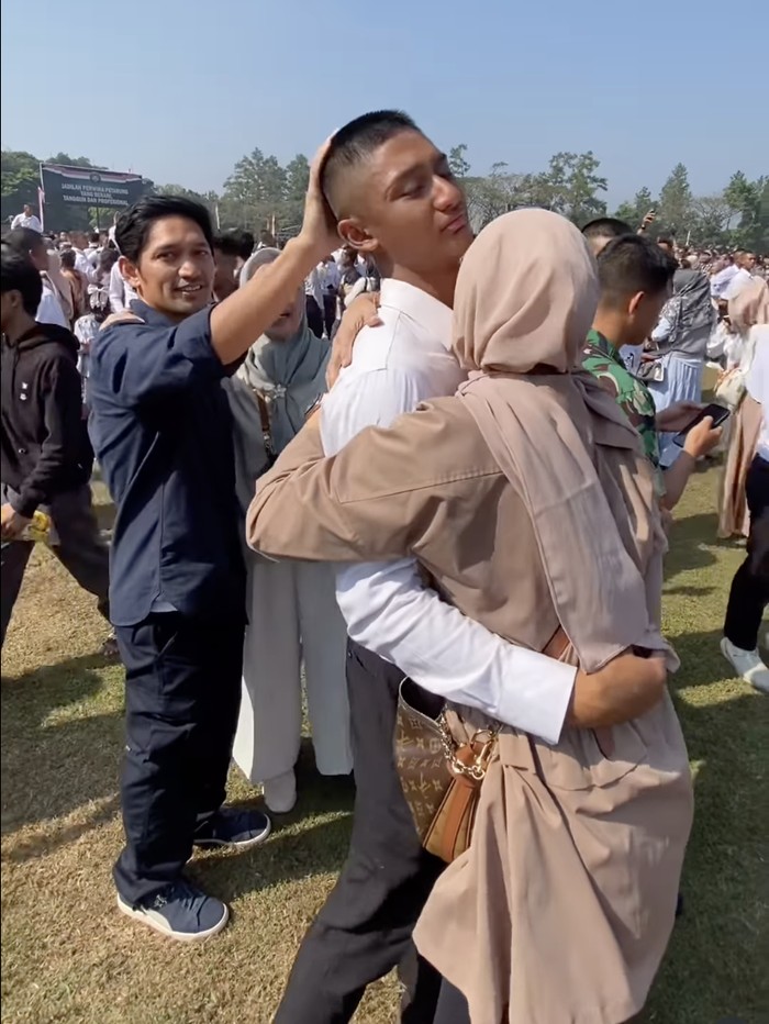Ibnu Jamil Maya Maula, ibunda Dhofin juga hadir di Akademi Militer, Magelang, Jawa Tengah, menemui Dhofin.