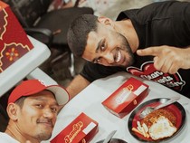 Ibnu Jamil Asyik Makan Nasi Goreng hingga Ramen di Restoran Jepang