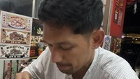 Pemain film berusia 44 tahun ini juga sering mampir ke gerai nasi gorengnya untuk mengecek sekaligus makan. Dalam momen ini, Ibnu Jamil sekalian menikmati nasi goreng cumi hitam yang disajikan dengan pete. Foto: Instagram @ibnujamilo