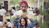 Seperti ini momennya saat Ibnu Jamil dan Ririn Ekawati mampir ke sebuah kafe dan menikmati es kopi dan camilan bersama. Foto: Instagram @ibnujamilo