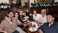 Momen makan lain dibagikan oleh pemain sinetron ini. Ibnu Jamil juga sempat makan malam bersama istri dan kerabatnya di sebuah restoran yang menyajikan makanan khas Italia. Foto: Instagram @ibnujamilo