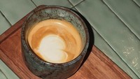 Tak hanya menikmati makanan berat, pria yang hobi olahraga ini juga pernah membagikan momen saat santai di kafe. Salah satunya ini saat Ibnu Jamil menikmati segelas hot latte di kafe Sebelas Tiga Puluh. Foto: Instagram @ibnujamilo