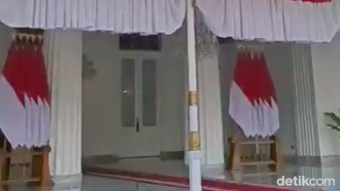 Istana Kepresidenan Yogyakarta atau yang lebih dikenal dengan Gedung Agung mulai bersiap menyambut HUT ke-80 RI. Nampak ornamen dan hiasan serba berwarna merah putih nampak di Istana Kepresidenan Yogyakarta.