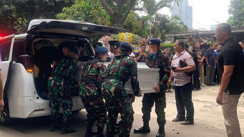 Jenazah mantan Kadispen AU Marsma TNI Fajar Adriyanto korban kecelakaan pesawat latih tiba di rumah duka di komplek TNI AU, Pancoran, Jaksel. (Mulia Budi/detikcom)
