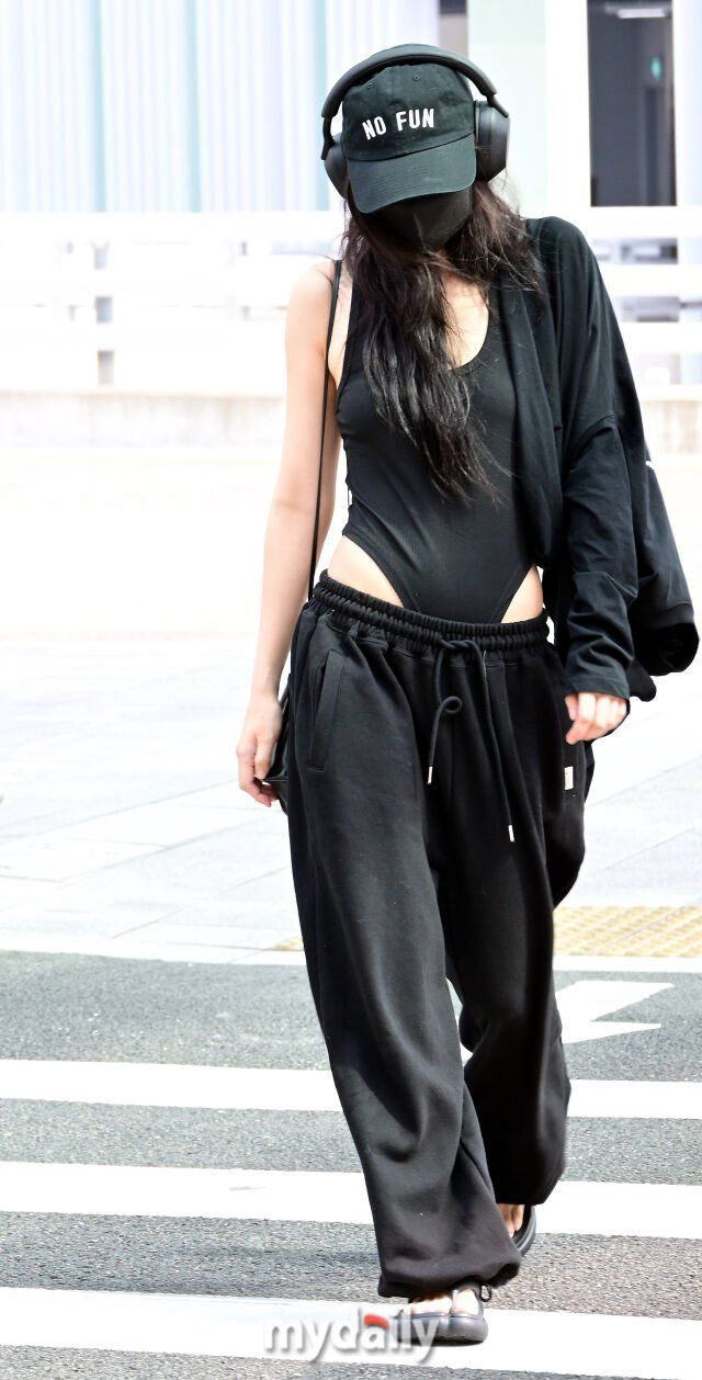 Gaya Jennie BLACKPINK pakai swimsuit di bandara viral menuai sorotan.