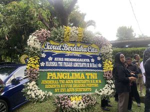 Karangan Bunga Berjejer di Rumah Duka Marsma Fajar