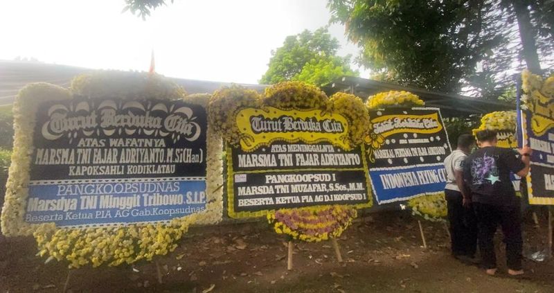 Karangan bunga di rumah duka Marsma Fajar (Mulia/detikcom)