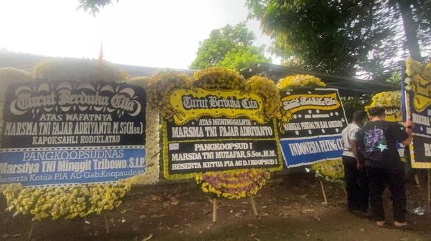 Karangan bunga di rumah duka Marsma Fajar (Mulia/detikcom)