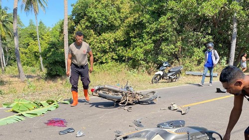 Dua motor yang tabrakan di jalan Larantuka-Maumere ringsek, Sabtu (2/8/2025).