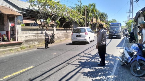 Personel Satlantas Polres Karangasem saat melakukan olah TKP di jalur Amlapura-Singaraja, Minggu (3/8/2025). (dok. Satlantas Polres Karangasem)