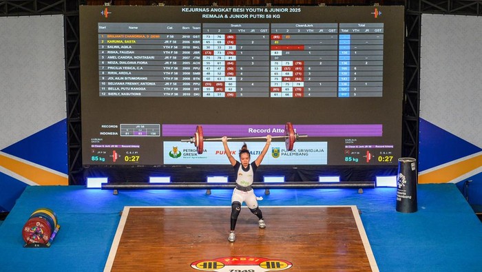 Kejuaraan nasional angkat besi remaja Lifter Kalimantan Barat Sasta Karunia melakukan angkatan clean and jerk kelas 58 kg putri pada Kejuaraan Nasional Angkat Besi di GOR Saparua, Bandung, Jawa Barat, Minggu (3/8/2025). Kejuaraan nasional yang diselenggarakan Perkumpulan Angkat Besi Seluruh Indonesia (PABSI) tersebut diikuti 157 lifter kategori remaja dan anak dari berbagai provinsi yang ditujukan sebagai salah satu persiapan untuk Asian Youth Games pada Oktober mendatang dan pembinaan calon atlet sejak dini. ANTARA FOTO/Raisan Al Farisi/tom.
