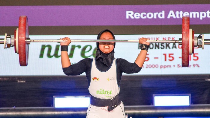 Kejuaraan nasional angkat besi remaja Lifter Jawa Barat Fauziah Riska melakukan angkatan clean and jerk kelas 58 kg putri pada Kejuaraan Nasional Angkat Besi di GOR Saparua, Bandung, Jawa Barat, Minggu (3/8/2025). Kejuaraan nasional yang diselenggarakan Perkumpulan Angkat Besi Seluruh Indonesia (PABSI) tersebut diikuti 157 lifter kategori remaja dan anak dari berbagai provinsi yang ditujukan sebagai salah satu persiapan untuk Asian Youth Games pada Oktober mendatang dan pembinaan calon atlet sejak dini. ANTARA FOTO/Raisan Al Farisi/tom.