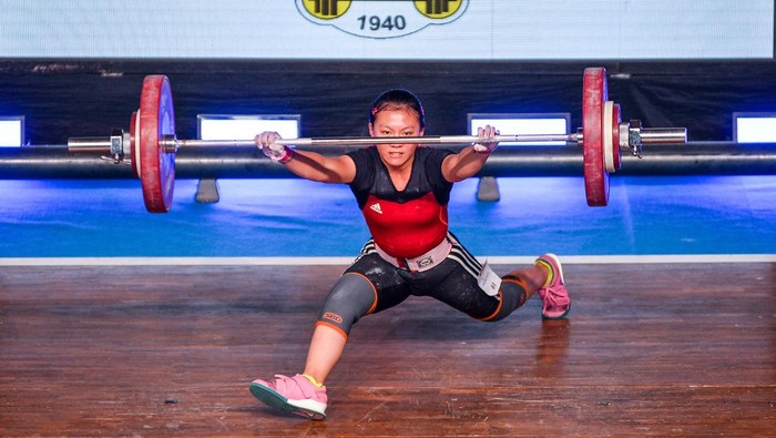 Lifter Jawa Barat Brilianti Chandrika gagal melakukan angkatan clean and jerk kelas 58 kg putri pada Kejuaraan Nasional Angkat Besi di GOR Saparua, Bandung, Jawa Barat, Minggu (3/8/2025). Kejuaraan nasional yang diselenggarakan Perkumpulan Angkat Besi Seluruh Indonesia (PABSI) tersebut diikuti 157 lifter kategori remaja dan anak dari berbagai provinsi yang ditujukan sebagai salah satu persiapan untuk Asian Youth Games pada Oktober mendatang dan pembinaan calon atlet sejak dini. ANTARA FOTO/Raisan Al Farisi/tom.
