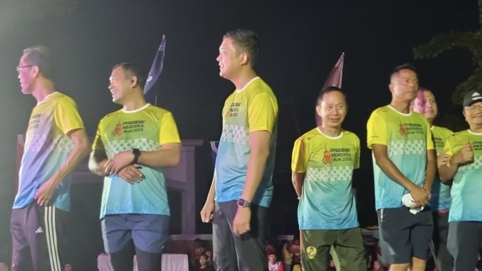 Ketua DPRD Jambi Hafiz Fattah (tengah) ikut membuka Presisi Merdeka Run 2025