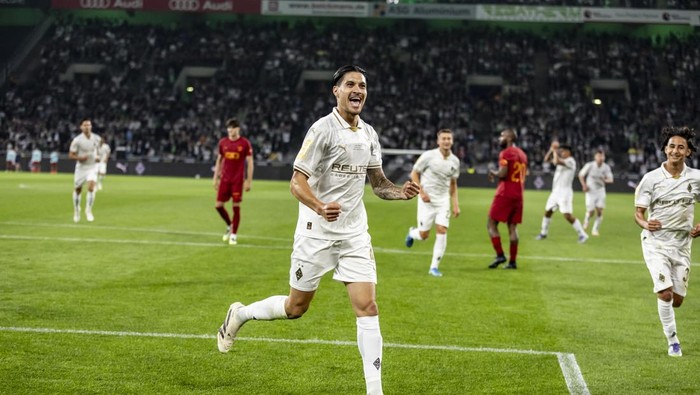 MOENCHENGLADBACH, GERMANY - AUGUST 02: Kevin Diks celebrates his 2-0 during the friendly match between Borussia Mönchengladbach and FC Valencia while Borussia celebrates their 125th Club Anniversary at Borussia-Park on August 02, 2025 in Moenchengladbach, Germany. (Photo by Christian Verheyen/Borussia Moenchengladbach via Getty Images)