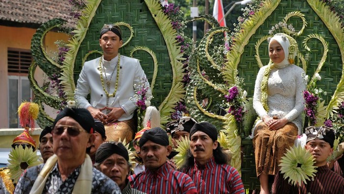Kirab budaya pengantin lima gunung Sejumlah seniman Komunitas Lima Gunung melakukan kirab pasangan pengantin Shuko Sastro Gending dengan Irta Amalia saat Kirab Budaya Manten Lima Gunung di Grabag, Magelang, Jawa Tengah, Minggu (3/8/2025). Kirab budaya yang diikuti ratusan seniman petani Komunitas Lima Gunung itu merupakan wujud sukacita sekaligus tolak bala dari segala bencana serta permohonan kepada Tuhan agar pasangan pengantin menjadi keluarga bahagia. FOTO ANTARA/Anis Efizudin/tom.
