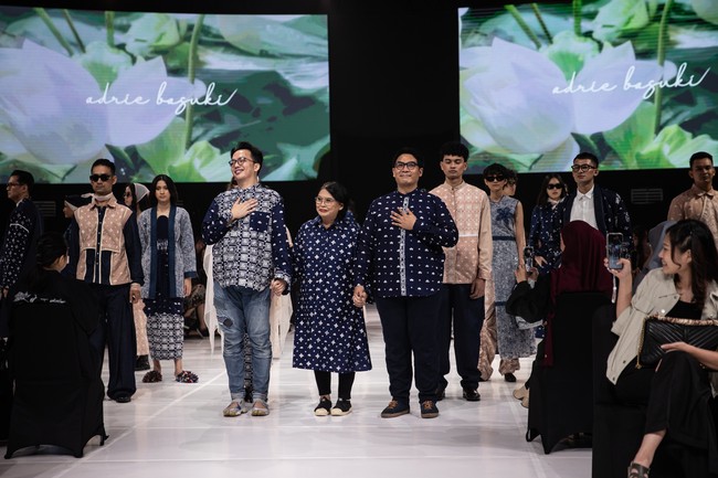 Adrie Basuki berharap karya ini bisa memperluas pemahaman masyarakat tentang fashion berkelanjutan dan menjadikan kain marmer sebagai simbol baru kebanggaan Indonesia di kancah fashion nasional dan global. JF3 Fashion Festival sendiri digelar oleh Summarecon sejak 2004. Melalui JF3, Summarecon secara konsisten menghadirkan platform untuk mengangkat potensi industri mode tanah air dan berkomitmen mendukung perkembangan ekosistem fashion Indonesia, mulai dari pelestarian warisan budaya, pemberdayaan talenta muda, hingga memperluas konektivitas ke pasar internasional. (Foto: Dok. JF3)