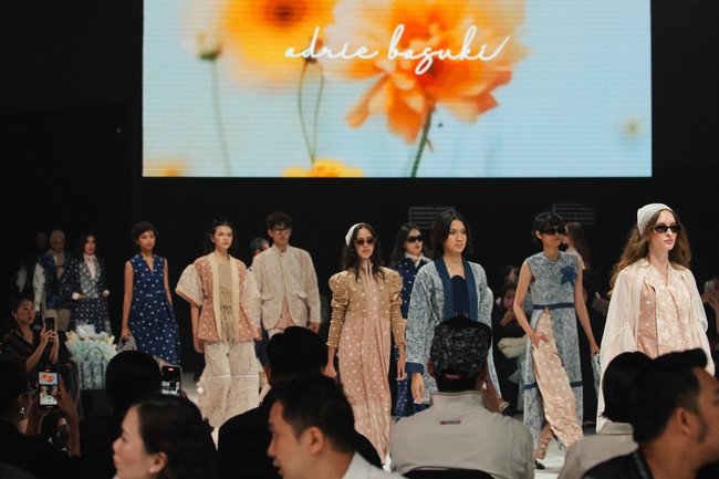 Total 24 look dipresentasikan untuk perempuan dan pria aktif berjiwa muda yang berani berekspresi. Siluet layering yang longgar dan fungsional menambah kenyamanan sekaligus menyiratkan semangat adaptif dalam menghadapi dinamika zaman. (Foto: Dok. JF3)