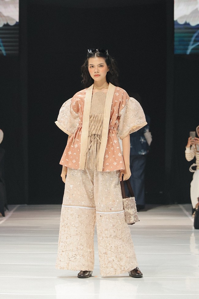 Kain ini tak hanya menjadi simbol ekologis, tetapi juga menjelma menjadi busana siap pakai dengan pendekatan desain yang modern dan khas. (Foto: Dok. JF3)