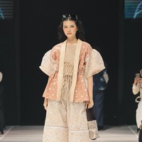 Kain ini tak hanya menjadi simbol ekologis, tetapi juga menjelma menjadi busana siap pakai dengan pendekatan desain yang modern dan khas. (Foto: Dok. JF3)