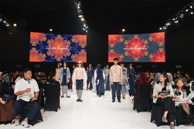 Seluruh sisa bahan produksi bahkan diproses ulang menjadi kain marmer baru, memperkuat prinsip zero waste yang diusung sang desainer. (Foto: Dok. JF3)