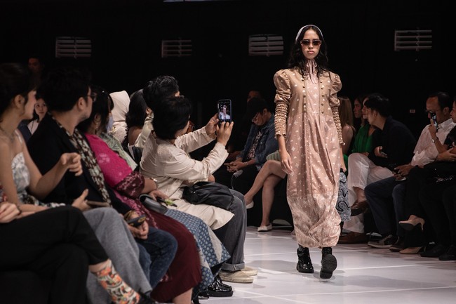 Lewat koleksi ini, Adrie kembali menegaskan komitmennya terhadap circular fashion dan keberlanjutan, sekaligus menyuarakan semangat perubahan yang lebih baik melalui mode. (Foto: Dok. JF3)