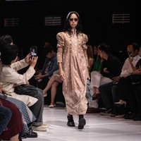 Lewat koleksi ini, Adrie kembali menegaskan komitmennya terhadap circular fashion dan keberlanjutan, sekaligus menyuarakan semangat perubahan yang lebih baik melalui mode. (Foto: Dok. JF3)
