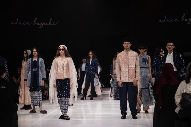 Sementara itu, pesan ketiga hadir dalam perpaduan tiga jenis kain: kain marmer, batik cap, dan denim modern. Gabungan ini menghasilkan koleksi yang tidak hanya nyaman dikenakan, tetapi juga menegaskan bahwa wastra dan kain daur ulang bisa ditata menjadi gaya kontemporer yang relevan untuk berbagai kesempatan. (Foto: Dok. JF3)