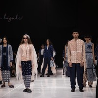 Sementara itu, pesan ketiga hadir dalam perpaduan tiga jenis kain: kain marmer, batik cap, dan denim modern. Gabungan ini menghasilkan koleksi yang tidak hanya nyaman dikenakan, tetapi juga menegaskan bahwa wastra dan kain daur ulang bisa ditata menjadi gaya kontemporer yang relevan untuk berbagai kesempatan. (Foto: Dok. JF3)