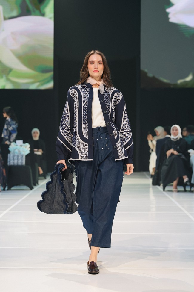 Transforma merupakan ekspresi tiga pesan utama tentang transformasi. Pertama, penggunaan kain daur ulang yang diolah menjadi kain bermotif marmer—ciri khas Adrie Basuki yang merepresentasikan kepedulian terhadap lingkungan. (Foto: Dok. JF3)